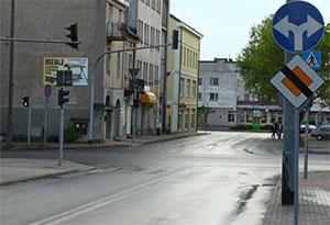 nakaz jazdy w prawo lub w lewo