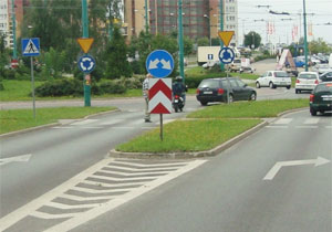 nakaz jazdy z prawej lub lewej strony znaku