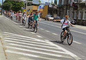 kolumna rowerzystów skręca w prawo