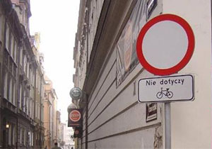 zakaz ruchu w obu kierunkach, nie dotyczy rowerzystów