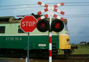 znak STOP przed przejazdem kolejowym