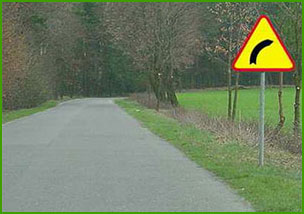 niebezpieczny zakręt w prawo