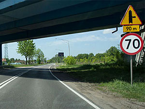 skrzyżowanie z drogą podporzadkowaną po prawej stronie