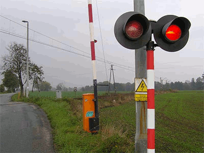 sygnalizacja świetlna przed przejazdem kolejowym