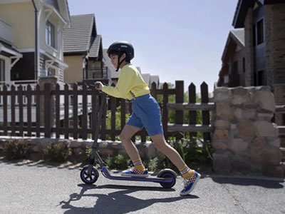 jedzie na hulajnodze