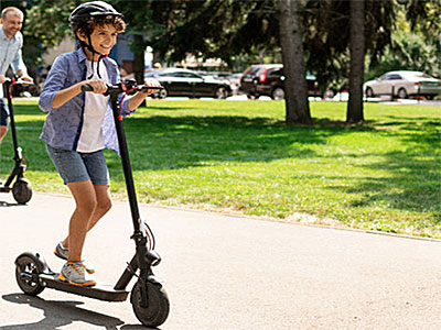 jedzie na hulajnodze