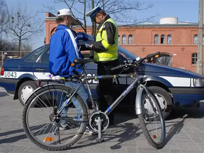 policjant sprawdza kartę rowerową