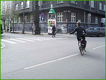 rowerzysta sygnalizuje skręt w  prawo