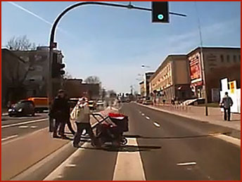 żółte światło na sygnalizatorze