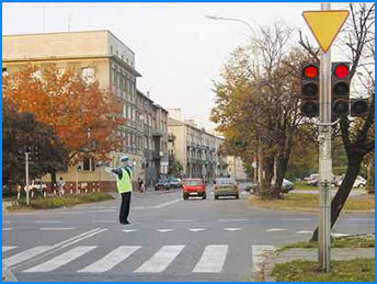 policjant stoi bokiem