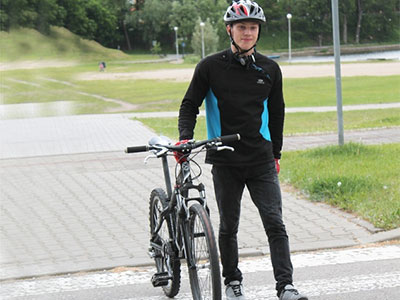 prowadzi rower po przejściu