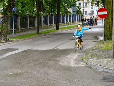 prawidłowy skręt w lewo z drogi jednokierunkowej