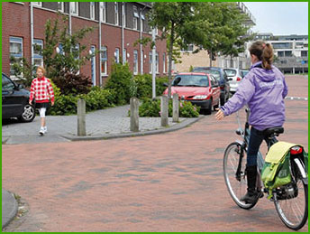 rowerzystka skręca do domu