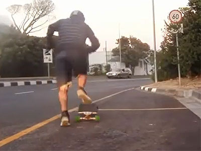 jedzie na deskorolce