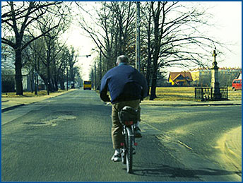 rowerzysta na skrzyżowaniu